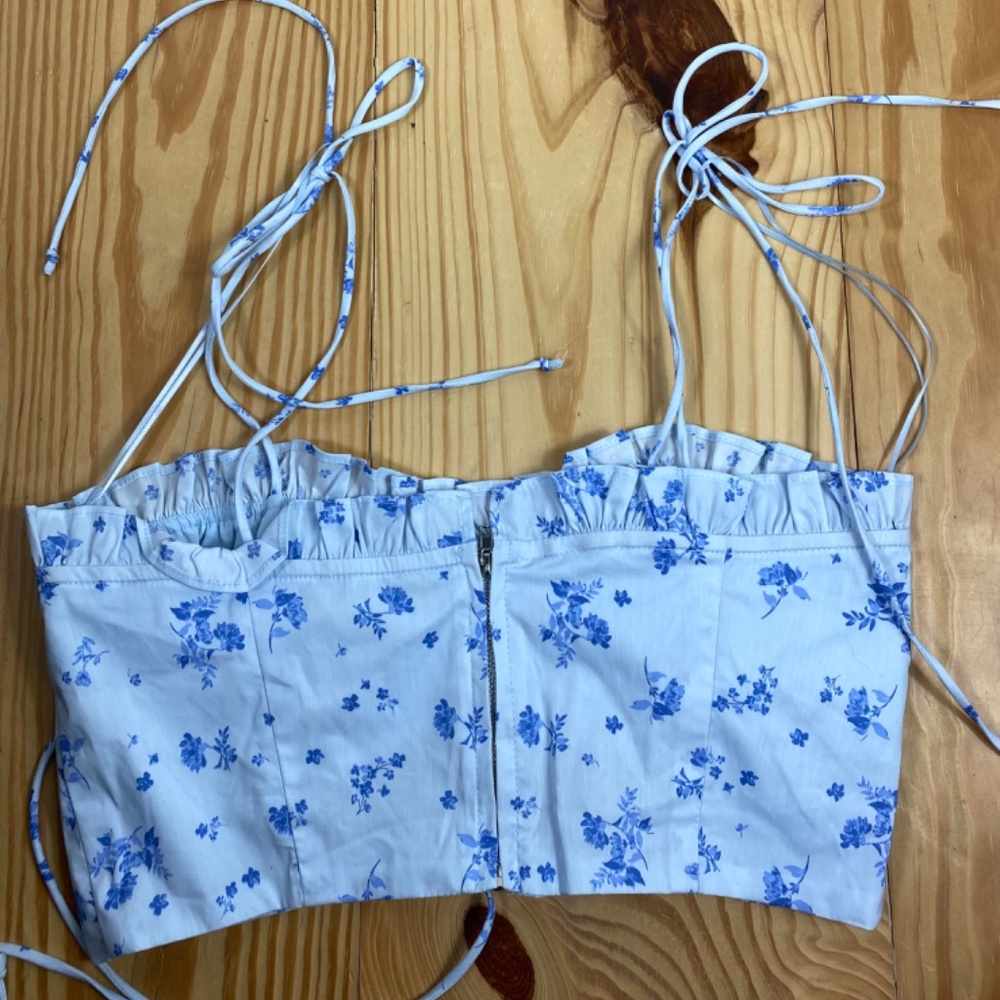 NEW Cotton Candy LA Sz Medium Crop Top Tank Blue Floral Cutout Smocked - Picture 3 of 6